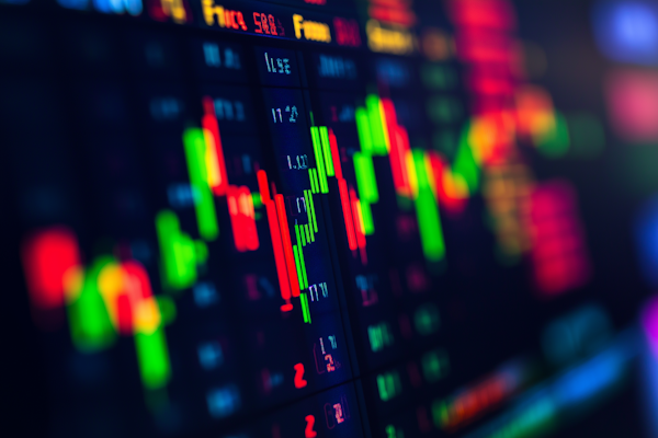 Grafici e analisi di mercato che mostrano tendenze degli investimenti e performance finanziarie